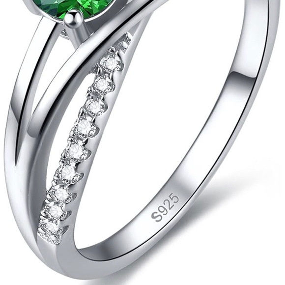 Emerald Eternity Twist Ring - Picture 6 of 6